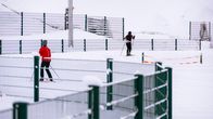 Hiihtäjä hiihtämässä Kouvolan Valkealan Harjunmäen ladulla.