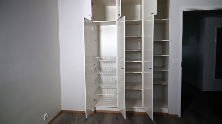 kaappeja asunnon huoneessa.