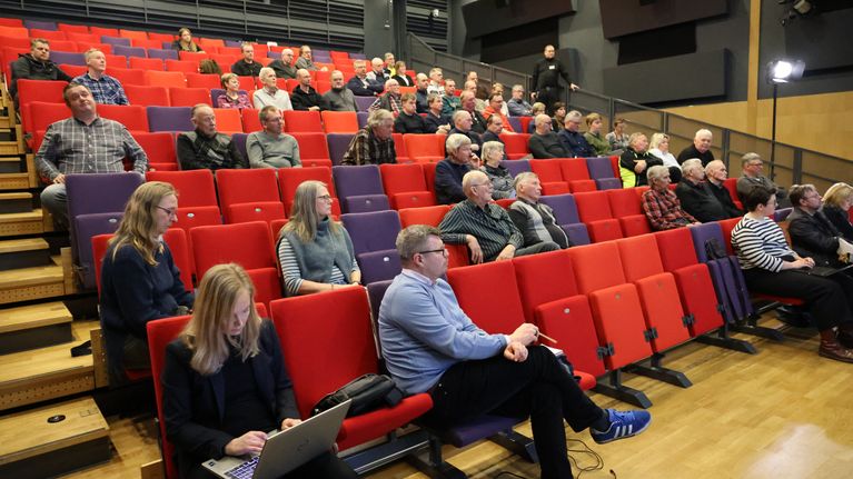 Ett 50-tal personer sitter i ett auditorium.