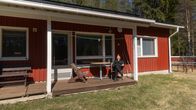 Naisvanki Roosa Valkonen soluhuoneistonsa terassilla Kestilän vankilassa. Kuvat 29.4.2026.