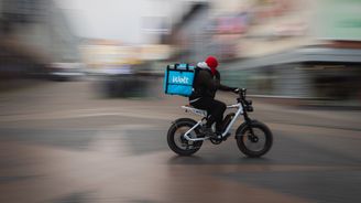 Woltin ruokalähetti ajaa sähköpyörällä Jyväskylän keskustassa.