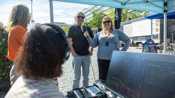 Kati Enqvist intervjuar Jan Jacobsson och Ulrica Lövdahl och Pia Lagus lyssnar.