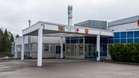 Ett tak över en ingång till ett stort hus. På en skylt står det päivystys jour.