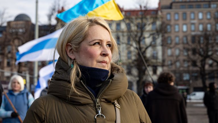 Ukraina aktivisti Irina Vesikko Helsingin rautatientorilla.