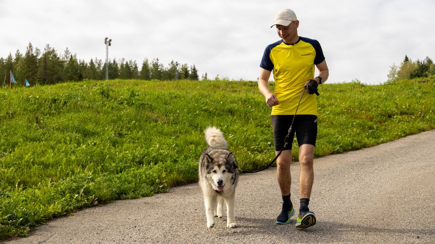Entinen hiihtäjä Sami Lähdemäki Lumo-koiran kanssa Jyväskylän Laajavuoressa elokuussa 2024.