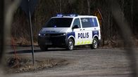 Poliisiauto poikittain maantiellä.