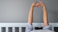 händer som sträcker på sig