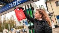 Toimittaja Essi Markkula nostaa ilmaan punaista bensakanisteria huolestunut ilme kasvoillaan. Taustalla näkyy Seon huoltoasema.