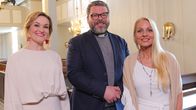Kirkkovieras VIrpi Kätkä Tuusulan kirkossa pappi Aaro Rytkösen ja juontaja Elina Vaittisen kanssa.