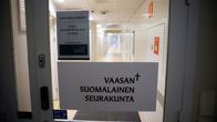 Vaasan Suomalainen seurakunta ovi ja kyltti kuvassa.