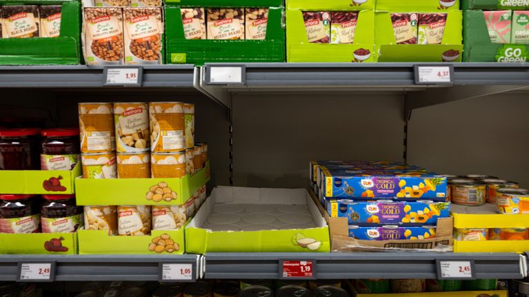Kaupan säilykehyllystä on hapankaali loppunut.