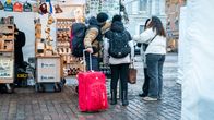Turisteja tutkiskelemassa matkamuistoja Helsingin Kauppatorilla.