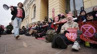Elokapinan mielenosoittajia valtioneuvoston edessä.