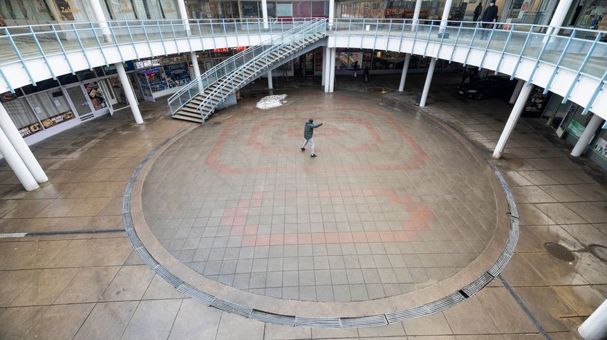 Nyrkkeilijä Ismail Umar varjonyrkkeilee Itä-Helsingissä.