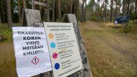 Infotavla i skogen om svinpest.