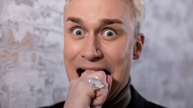 Christoffer Strandberg, Elämäni moka kuvasarja. Taustalla harmaan sävyinen tiiliseinä.