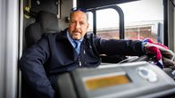Linja-auton kuljettaja Jarkko Salonen Tampereen kaupungin liikennelaitokselta istuu ratin takana.