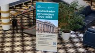 Info kyltti Kansallisarkiston tutkijoiden aulassa joka kertoo Rauhankadun peruskorjausesta 2026-2028.