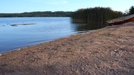 Strandkanten vid vattnet vid en badstrand. 