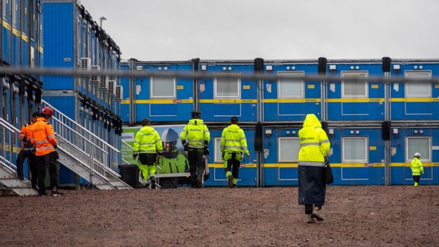 Työntekijöitä Kotkan akkumateriaalitehtaan työmaa-alueella Kotkan Keltakalliolla.