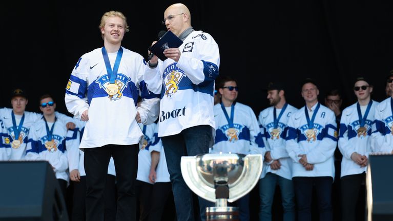 Jääkiekon MM-kultaa voittaneet pelaajat lavalla.