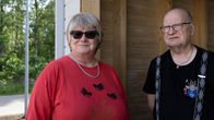 Två personer står i dörröppninen till ett nybyggt garage.