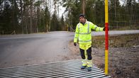 Liikenneturvallisuusinsinööri Jaakko Klang seisoo riistaritilän päällä Maskun Mietoisissa.