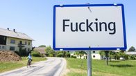 En skylt som indikerar att man kommer in i byn Fucking i Österrike
