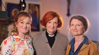 Kirkkovieraan juontaja Elina Vaittinen, pappi Jaana Rantala ja näytelmäkirjailija Sirkku Peltola Pispalan kirkossa.