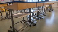 Pulpetteja on luokkahuoneessa, oppilaita ei.