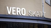 Wolt-kuski puhumassa kännykkään Hämeentien Verotoimiston edessä.