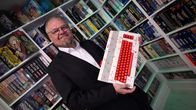 Pelinkeräilijä Mika Hoffrén esittelee puolalaisen taiteilijan modaamaa valkoista Commodore 64 -laitetta.