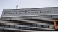 Teksti; ''Satakunnan ammattikorkeakoulu.'' Sama teksti englanniksi; ''Satakunta University of Applied Sciences.''