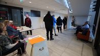 Äänestäjät jonottavat Kajaanin lyseolla vaali-iltana.