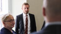 Kaksi asianajajaa odottavat istunnon alkua Turun hovioikeudessa.