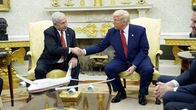 Trump ja Netanjahu kättelevät. 