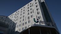  Pohjanmaan hyvinvointialue kyltti ja talo kuvassa.
