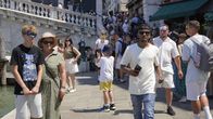 Trängsel vid bron Rialto i Venedig.
