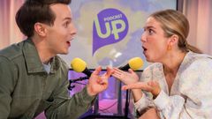 Kuvassa kaksi henkilöä podcast-studiossa kasvoillaan utelias ilme.