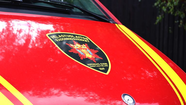 Varsinais-Suomen pelastuslaitoksen paloauto pelastuslaitoksen logolla.