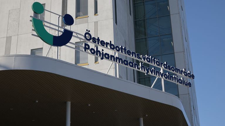  Pohjanmaan hyvinvointialueen kyltti ulkokuvassa.