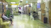 Odotustila kyltti Espoossa Jorvin sairaalan päivystyksessä.
