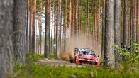 Ogier ajamassa puiden keskellä.