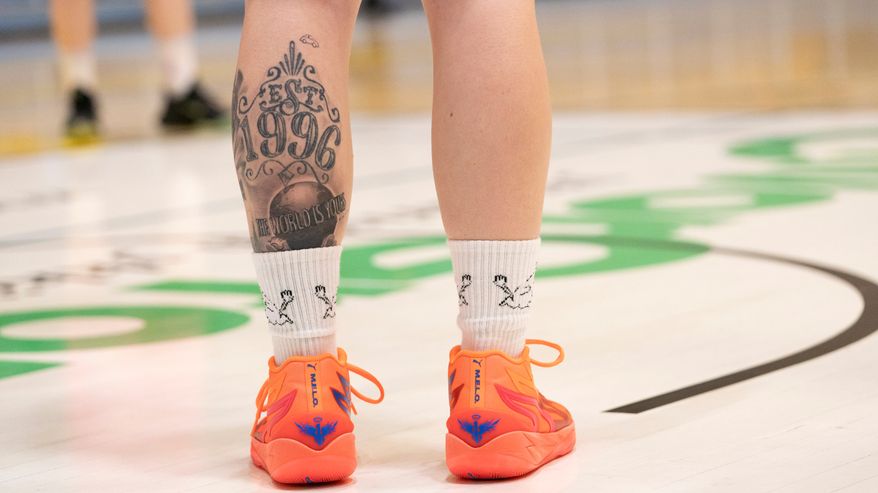 Sara Rokkanen, jalat joissa tatuointi.