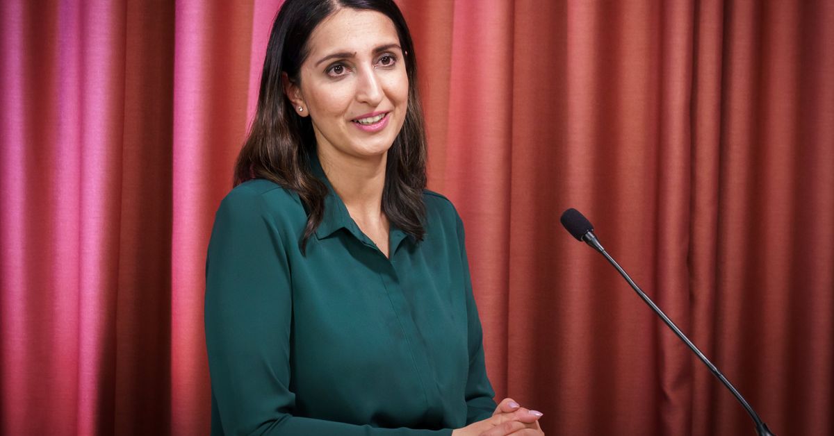 Nasima Razmyar perheineen seuraa kauhistuneena Afganistanin tilannetta ...