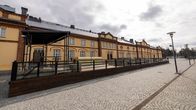 Terassirakennelma vanhan keltaisen makasiinirakennuksen yhteydessä.