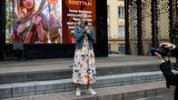 Riikka Purra puhuu lavalla.