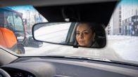 Hannele Kaunisnummi ajamassa autoa.