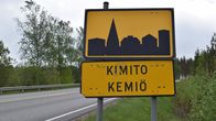 Svartgul vägskylt för tätort med texten Kimito, Kemiö.