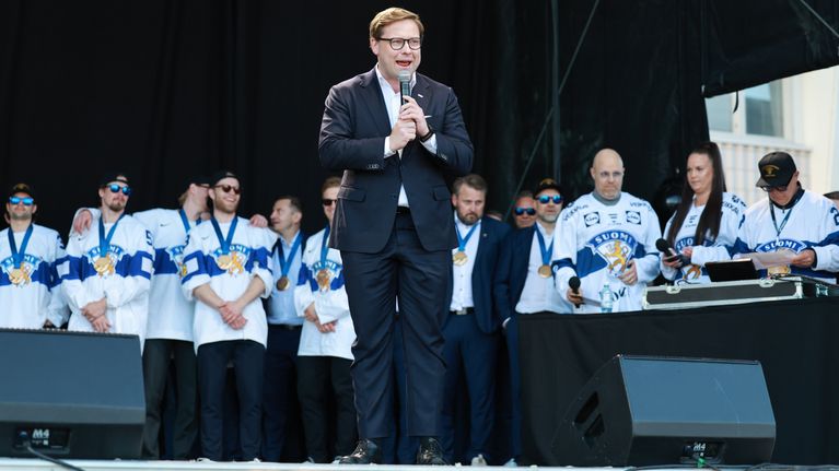 Jääkiekon MM-kultaa voittaneet pelaajat lavalla, puhumassa Helsingin pormestari Daniel Sazonov.